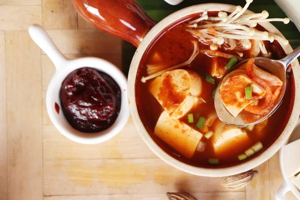 Kore yemeği geleneksel kimchi tofu çorbası
