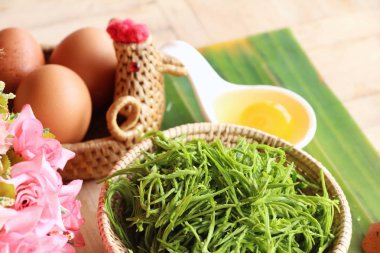 Lezzetli kızarmış akasya pennata omlet yapmak