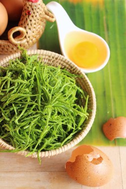 Lezzetli kızarmış akasya pennata omlet yapmak