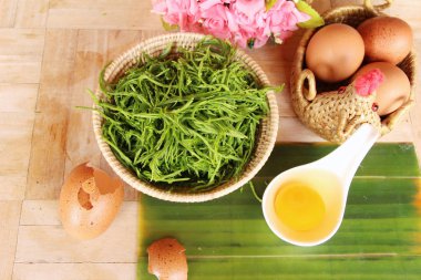 Lezzetli kızarmış akasya pennata omlet yapmak