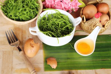 Lezzetli kızarmış akasya pennata omlet yapmak