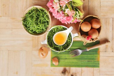 Lezzetli kızarmış akasya pennata omlet yapmak