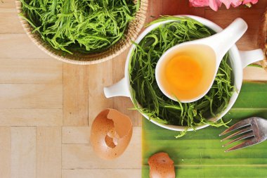 Lezzetli kızarmış akasya pennata omlet yapmak