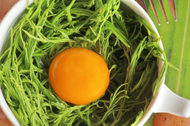 Lezzetli kızarmış akasya pennata omlet yapmak