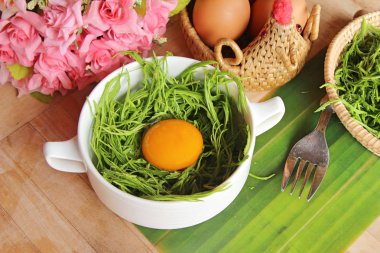 Lezzetli kızarmış akasya pennata omlet yapmak