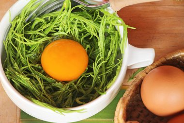 Lezzetli kızarmış akasya pennata omlet yapmak