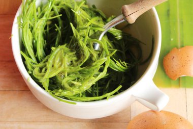 Lezzetli kızarmış akasya pennata omlet yapmak