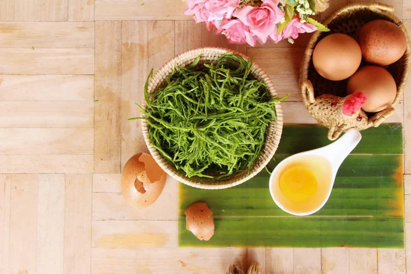 Lezzetli kızarmış akasya pennata omlet yapmak