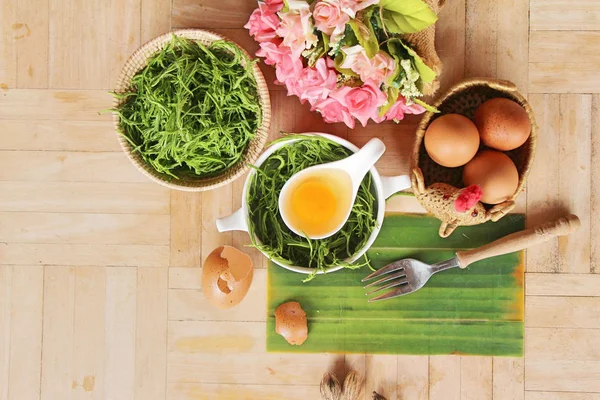 Lezzetli kızarmış akasya pennata omlet yapmak