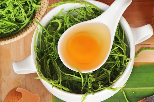 Lezzetli kızarmış akasya pennata omlet yapmak