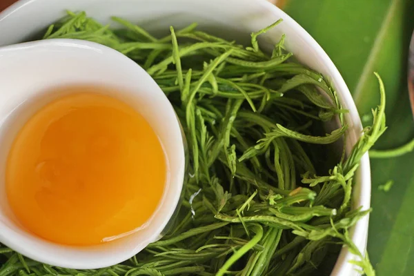 Lezzetli kızarmış akasya pennata omlet yapmak