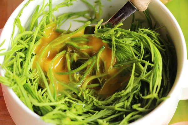 Lezzetli kızarmış akasya pennata omlet yapmak