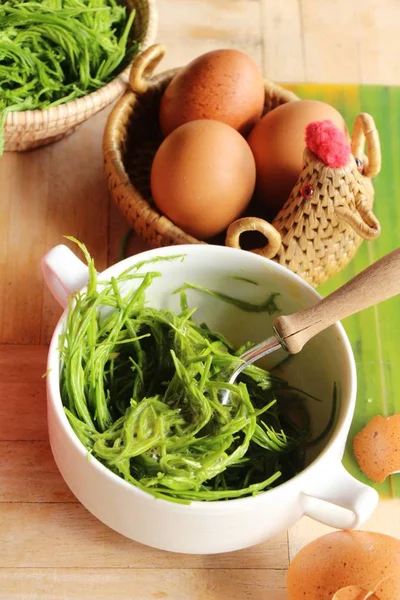 Lezzetli kızarmış akasya pennata omlet yapmak