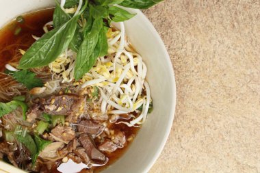 Sebze ve çorba lezzetli et makarna