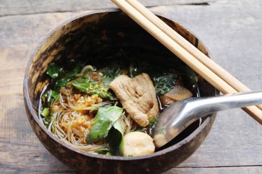 Domuz noodle ile sebze ve çorba lezzetli