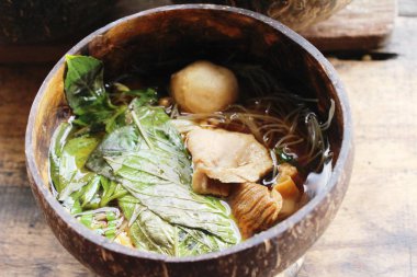 Domuz noodle ile sebze ve çorba lezzetli