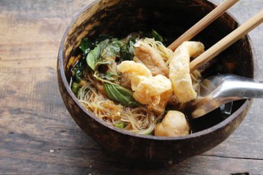 Domuz noodle ile sebze ve çorba lezzetli