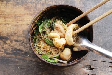 Domuz noodle ile sebze ve çorba lezzetli