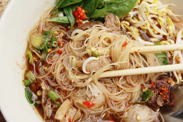 Sebze ve çorba lezzetli et makarna