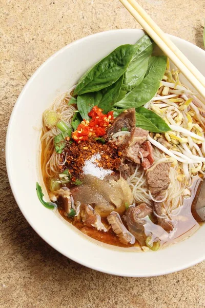 Sebze ve çorba lezzetli et makarna