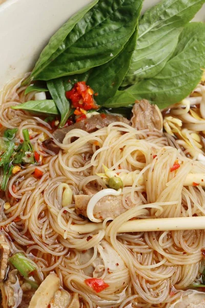 Sebze ve çorba lezzetli et makarna