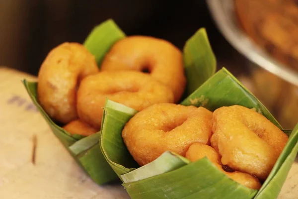 Donuts Dans Les Feuilles Banane Nourriture Rue — Photo