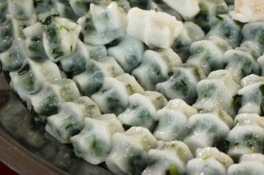 sarımsak chives ile lezzetli dolma pişmiş hamur tatlısı