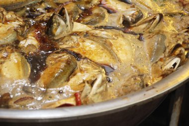 Haşlanmış uskumru çorbası sokak gıda