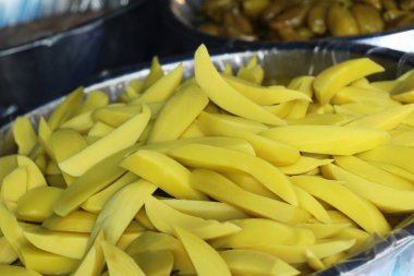 Turşulu mango sokak yemeklerinde lezzetlidir.