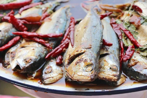 Haşlanmış uskumru çorbası sokak gıda