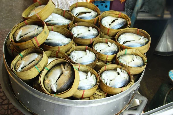 Sokak Gıda Lezzetli Haşlanmış Uskumru Balığı — Stok fotoğraf