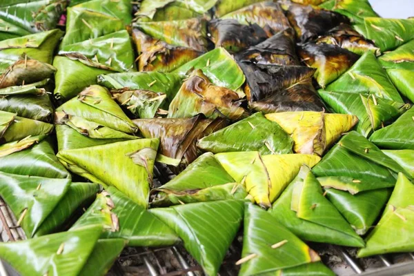 pazarda ocakta ızgara yapışkan pirinç