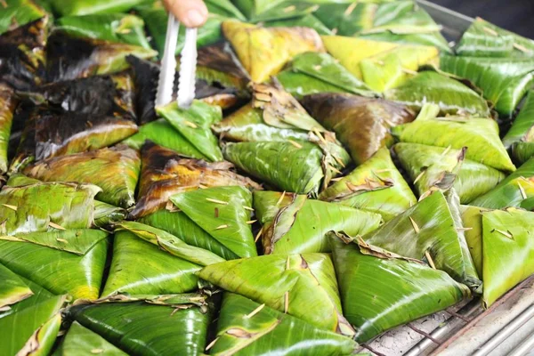 pazarda ocakta ızgara yapışkan pirinç