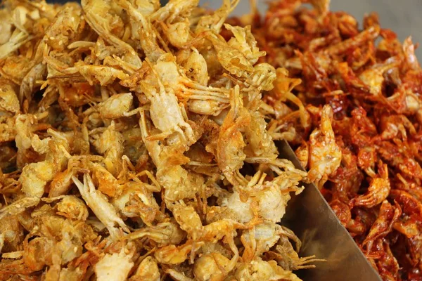 Tatlı yengeç tavada sokak gıda