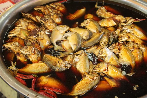 Haşlanmış uskumru çorbası sokak gıda