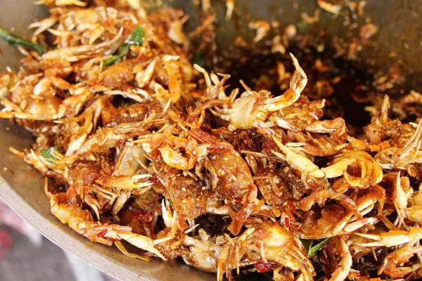 Tatlı yengeç tavada sokak gıda