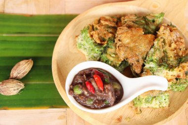 Baharatlı karides chili yapıştırın ve akasya pennata omlet kızarmış