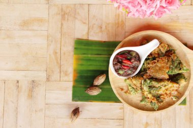 Baharatlı karides chili yapıştırın ve akasya pennata omlet kızarmış