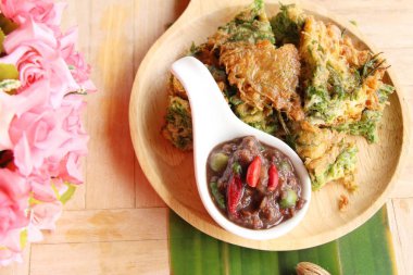 Baharatlı karides chili yapıştırın ve akasya pennata omlet kızarmış