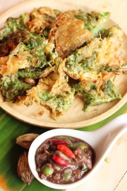 Baharatlı karides chili yapıştırın ve akasya pennata omlet kızarmış