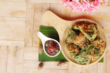 Baharatlı karides chili yapıştırın ve akasya pennata omlet kızarmış