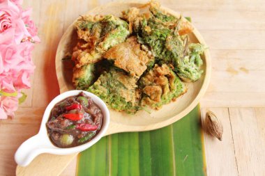 Baharatlı karides chili yapıştırın ve akasya pennata omlet kızarmış