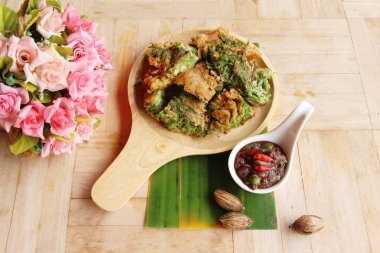 Baharatlı karides chili yapıştırın ve akasya pennata omlet kızarmış