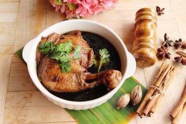 Haşlanmış tavuk lezzetli Çin yemeği vardır