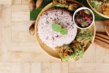 Baharatlı karides chili yapıştırın ve akasya pennata omlet kızarmış