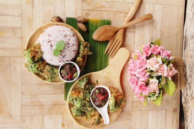 Baharatlı karides chili yapıştırın ve akasya pennata omlet kızarmış