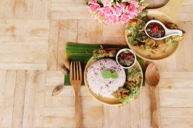 Baharatlı karides chili yapıştırın ve akasya pennata omlet kızarmış