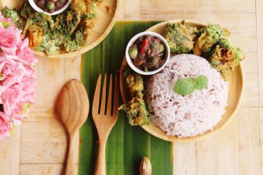 Baharatlı karides chili yapıştırın ve akasya pennata omlet kızarmış