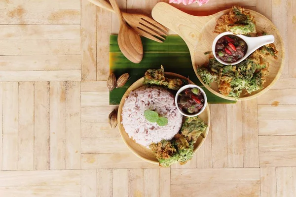 Baharatlı karides chili yapıştırın ve akasya pennata omlet kızarmış