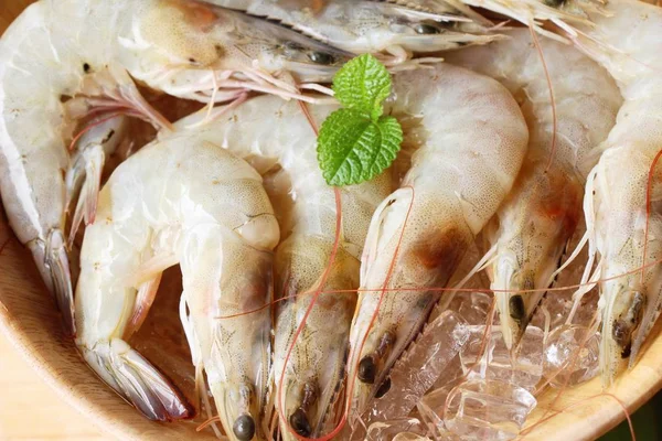 Udang Segar Untuk Dimasak Dengan Latar Belakang Kayu — Stok Foto